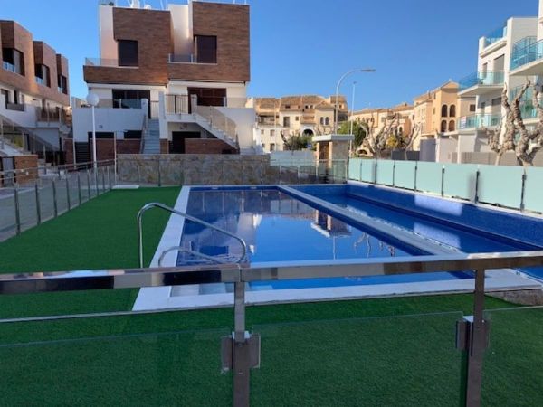 Modern Apartment 3 Bed, 2 Bath with Parking only 50m From The Beach